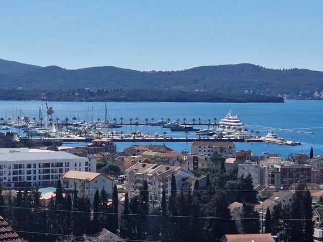 Zemljiste 1800m2 sa ucrtanim projektom za izgradnju 3 vile u mestu Donja Lastva, Tivat, sa predivnim