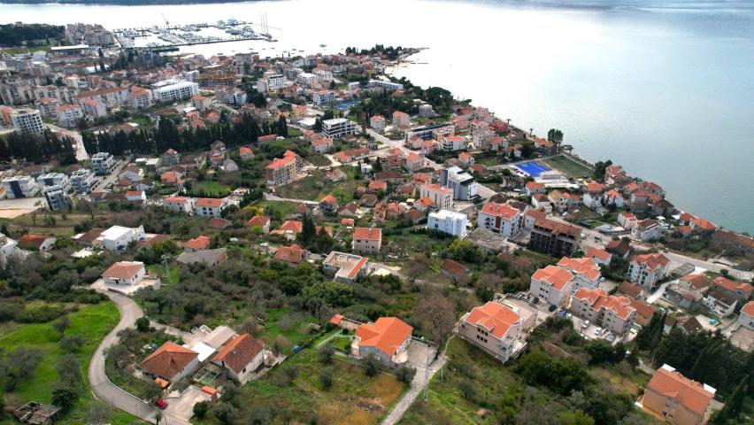 Zemljiste 1800m2 sa ucrtanim projektom za izgradnju 3 vile u mestu Donja Lastva, Tivat, sa predivnim