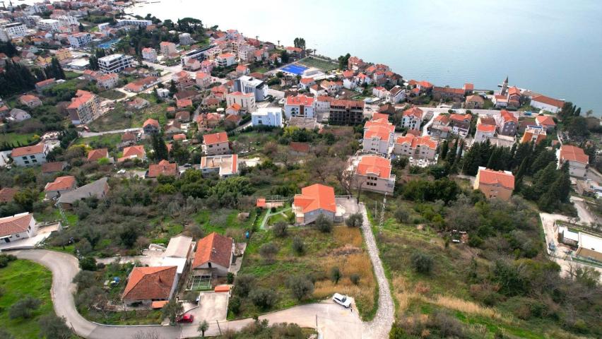 Zemljiste 1800m2 sa ucrtanim projektom za izgradnju 3 vile u mestu Donja Lastva, Tivat, sa predivnim