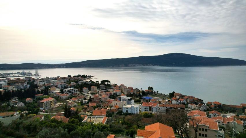Zemljiste 1800m2 sa ucrtanim projektom za izgradnju 3 vile u mestu Donja Lastva, Tivat, sa predivnim