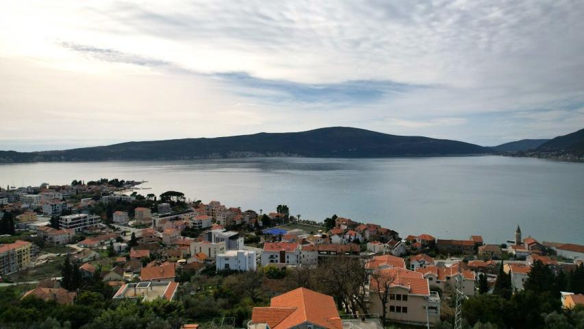 Zemljiste 1800m2 sa ucrtanim projektom za izgradnju 3 vile u mestu Donja Lastva, Tivat, sa predivnim