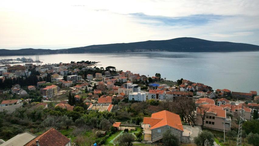 Zemljiste 1800m2 sa ucrtanim projektom za izgradnju 3 vile u mestu Donja Lastva, Tivat, sa predivnim