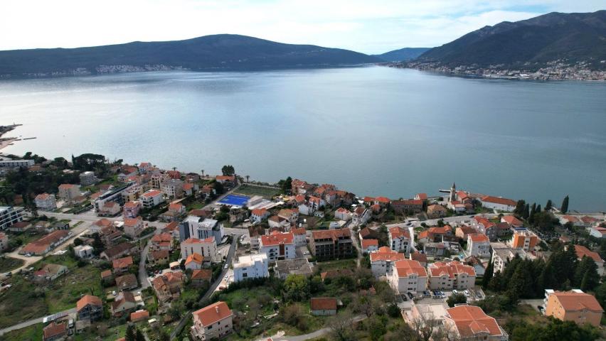 Zemljiste 1800m2 sa ucrtanim projektom za izgradnju 3 vile u mestu Donja Lastva, Tivat, sa predivnim
