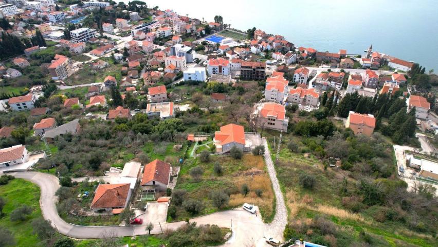 Zemljiste 1800m2 sa ucrtanim projektom za izgradnju 3 vile u mestu Donja Lastva, Tivat, sa predivnim