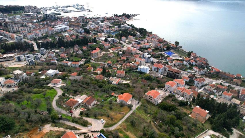 Zemljiste 1800m2 sa ucrtanim projektom za izgradnju 3 vile u mestu Donja Lastva, Tivat, sa predivnim