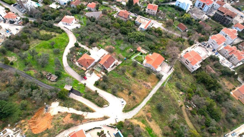 Zemljiste 1800m2 sa ucrtanim projektom za izgradnju 3 vile u mestu Donja Lastva, Tivat, sa predivnim