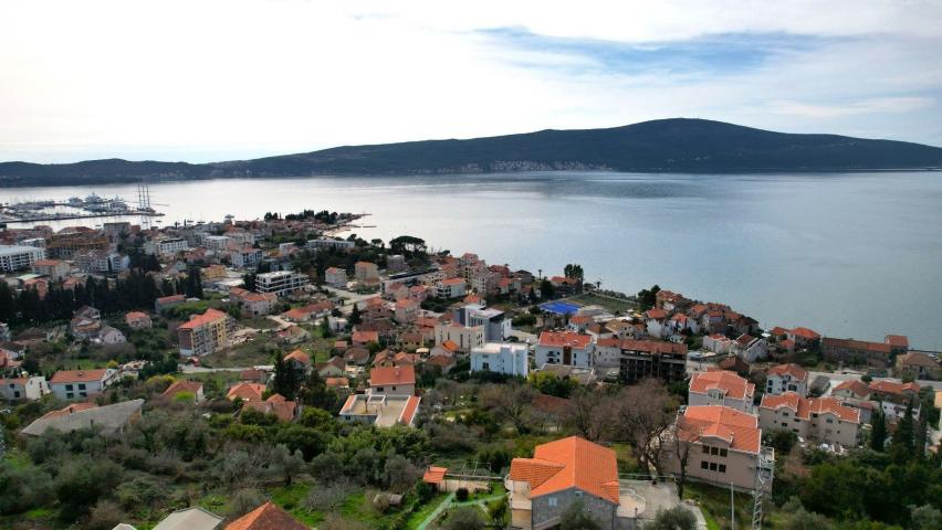Zemljiste 1800m2 sa ucrtanim projektom za izgradnju 3 vile u mestu Donja Lastva, Tivat, sa predivnim
