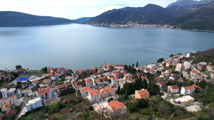 Zemljiste 1800m2 sa ucrtanim projektom za izgradnju 3 vile u mestu Donja Lastva, Tivat, sa predivnim