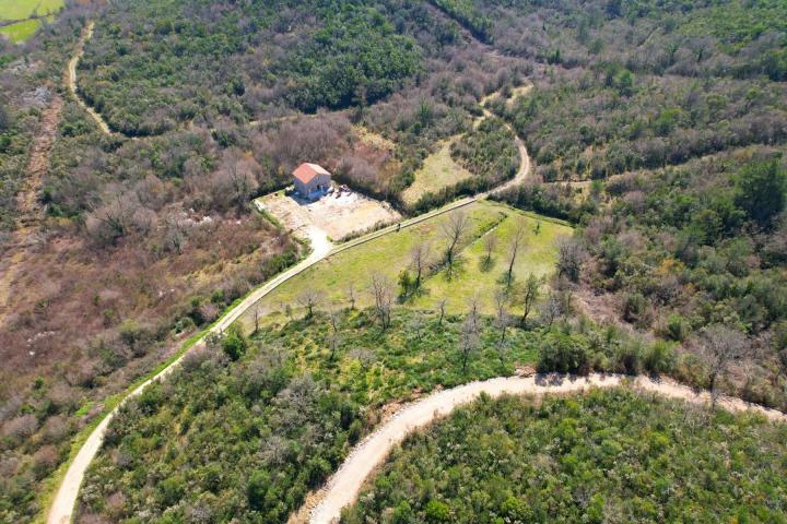 Prodaja urbanizovanog zemljišta 4.380 m² – Radanovići, Kotor (Odlična lokacija blizu Jadranske magis