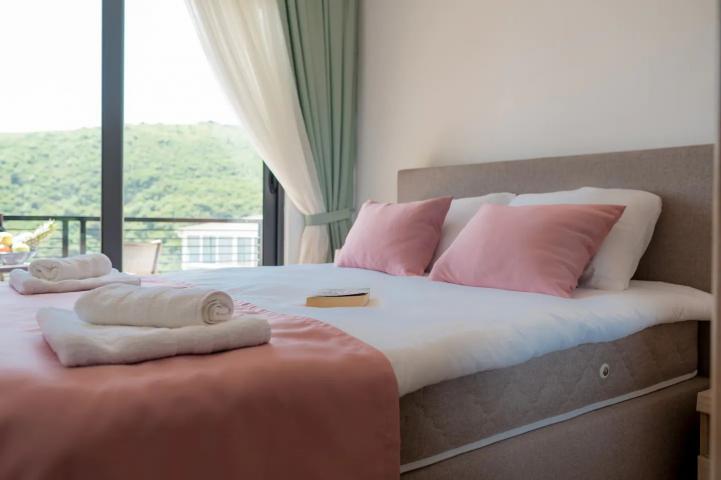 Prodaja vile 170 m²sa bazenom i neometanim pogledom na more-Becici