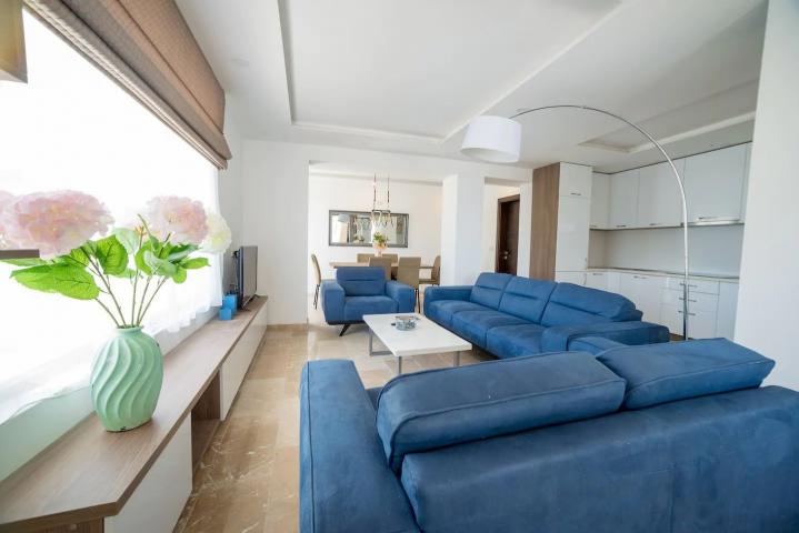 Prodaja vile 170 m²sa bazenom i neometanim pogledom na more-Becici