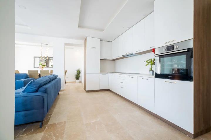 Prodaja vile 170 m²sa bazenom i neometanim pogledom na more-Becici