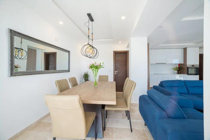 Prodaja vile 170 m²sa bazenom i neometanim pogledom na more-Becici