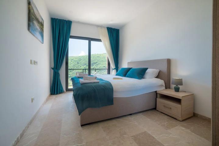 Prodaja vile 170 m²sa bazenom i neometanim pogledom na more-Becici