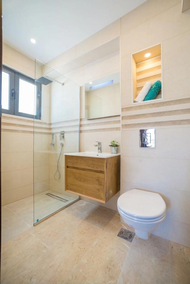 Prodaja vile 170 m²sa bazenom i neometanim pogledom na more-Becici