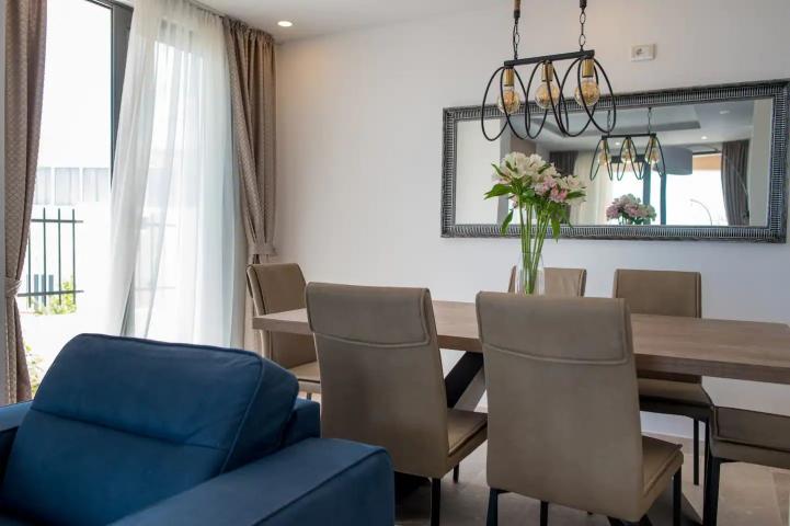 Prodaja vile 170 m²sa bazenom i neometanim pogledom na more-Becici