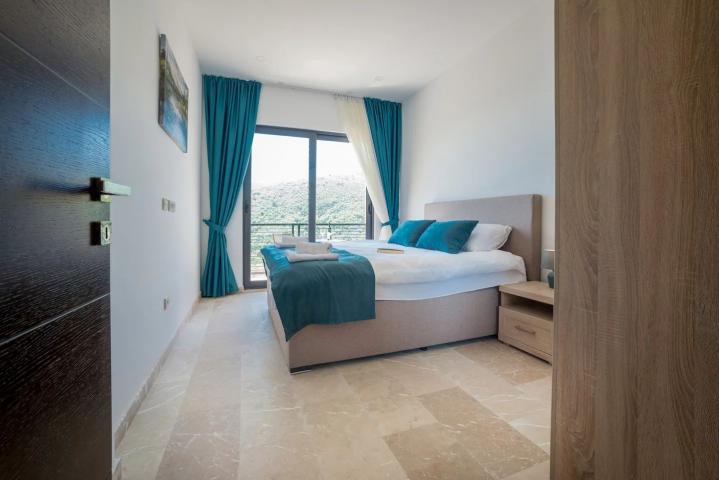 Prodaja vile 170 m²sa bazenom i neometanim pogledom na more-Becici