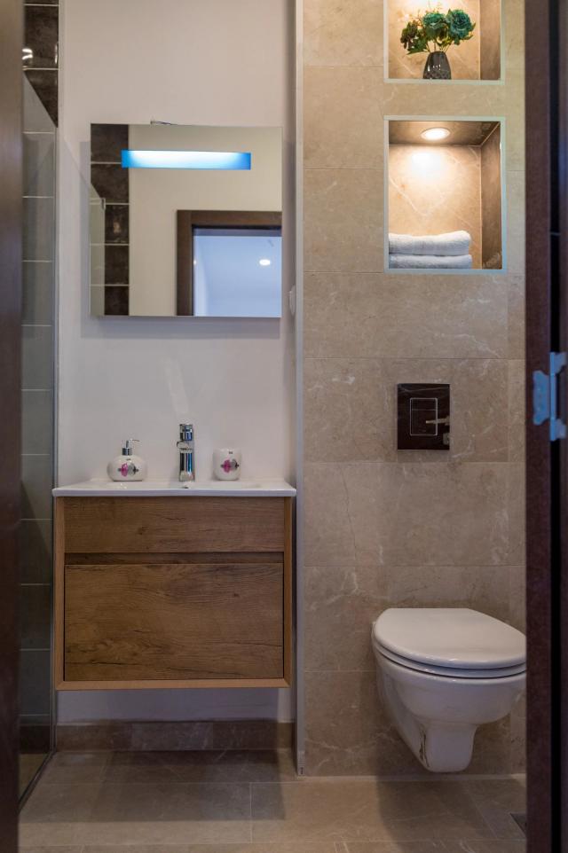 Prodaja vile 170 m²sa bazenom i neometanim pogledom na more-Becici