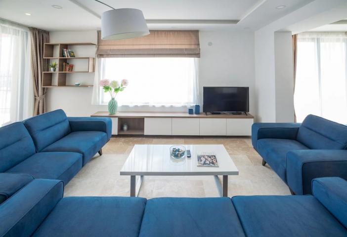 Prodaja vile 170 m²sa bazenom i neometanim pogledom na more-Becici