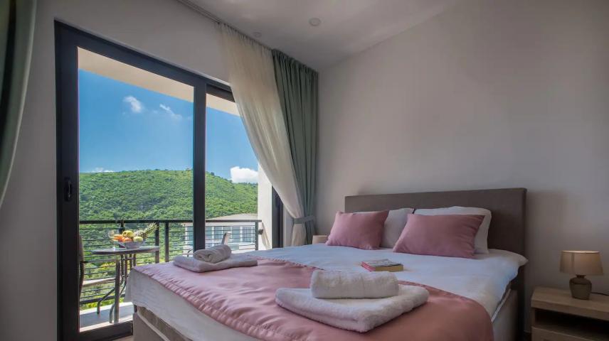 Prodaja vile 170 m²sa bazenom i neometanim pogledom na more-Becici