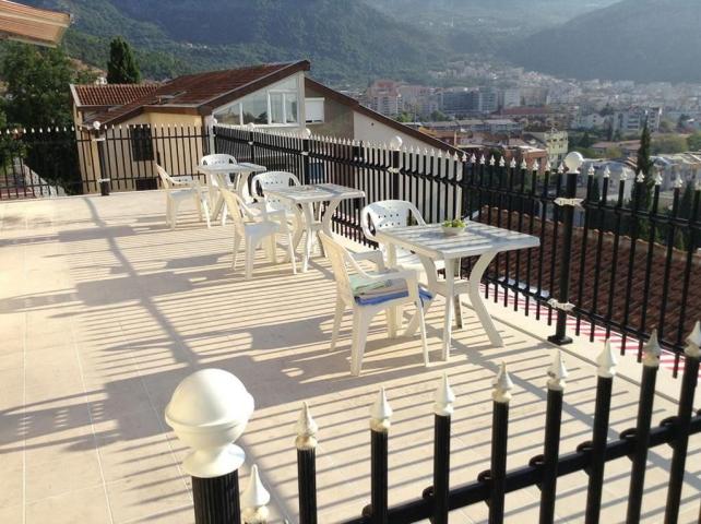Prostrana Kuća 828m2 sa Pogledom na More- Budva, Babin Do