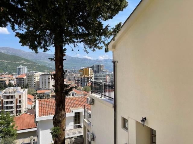 Prostrana Kuća 828m2 sa Pogledom na More- Budva, Babin Do
