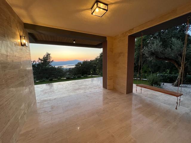 Luksuzna vila sa pogledom na more i krovnim bazenom u Kavaču, Tivat