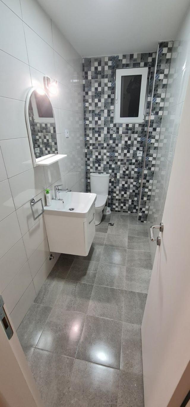 Tivat, Gradiosnica - Prodaja Moderne Kuće s 8 Stanova