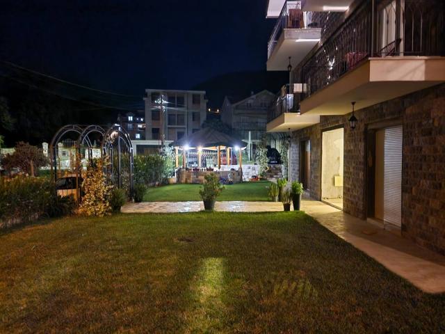 Tivat, Gradiosnica - Prodaja Moderne Kuće s 8 Stanova