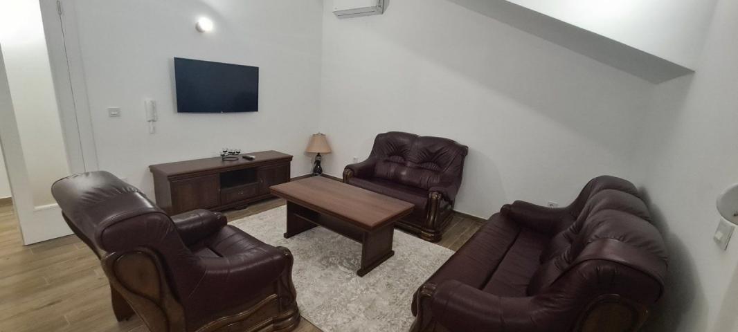 Tivat, Gradiosnica - Prodaja Moderne Kuće s 8 Stanova