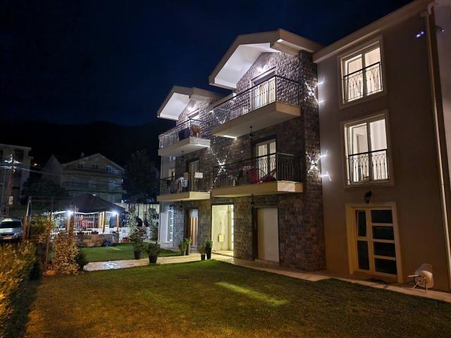 Tivat, Gradiosnica - Prodaja Moderne Kuće s 8 Stanova