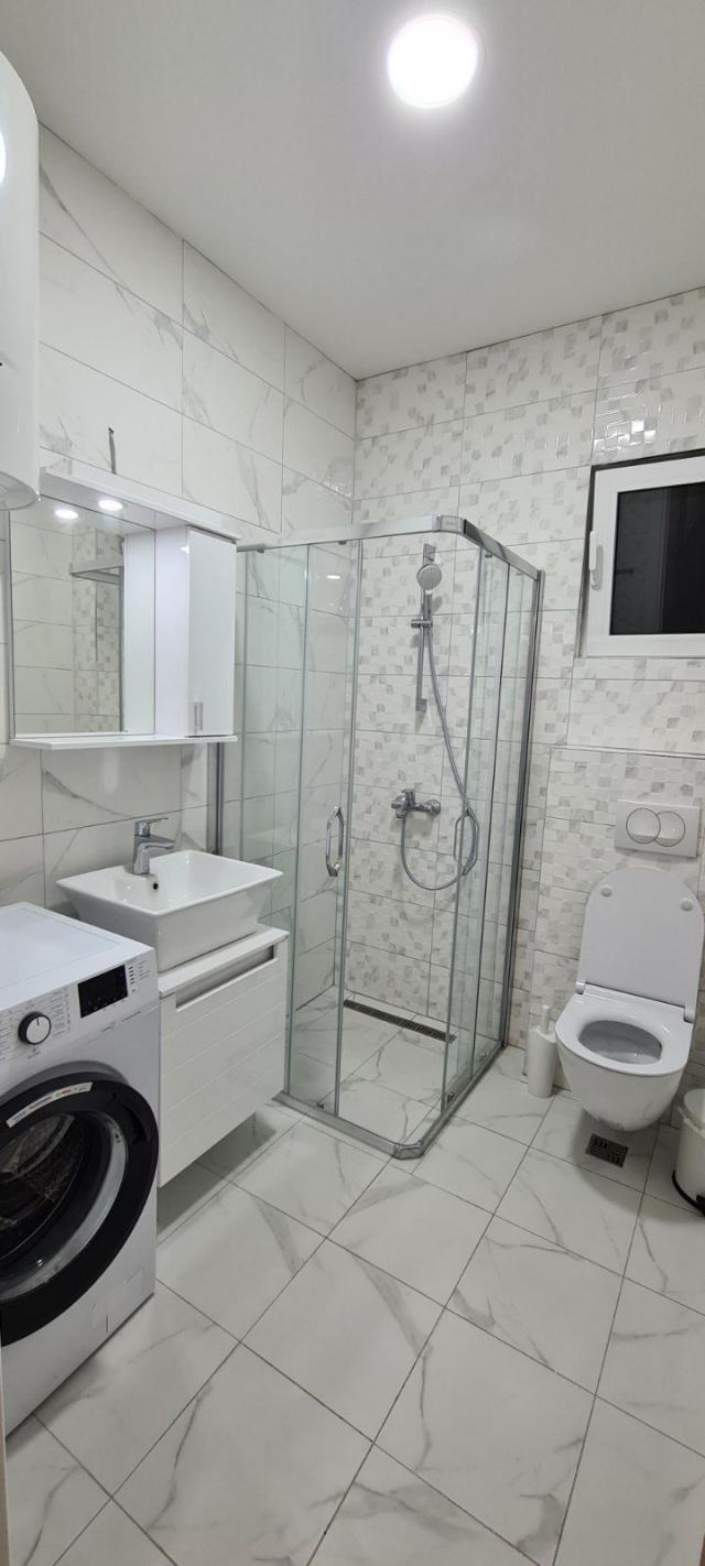 Tivat, Gradiosnica - Prodaja Moderne Kuće s 8 Stanova
