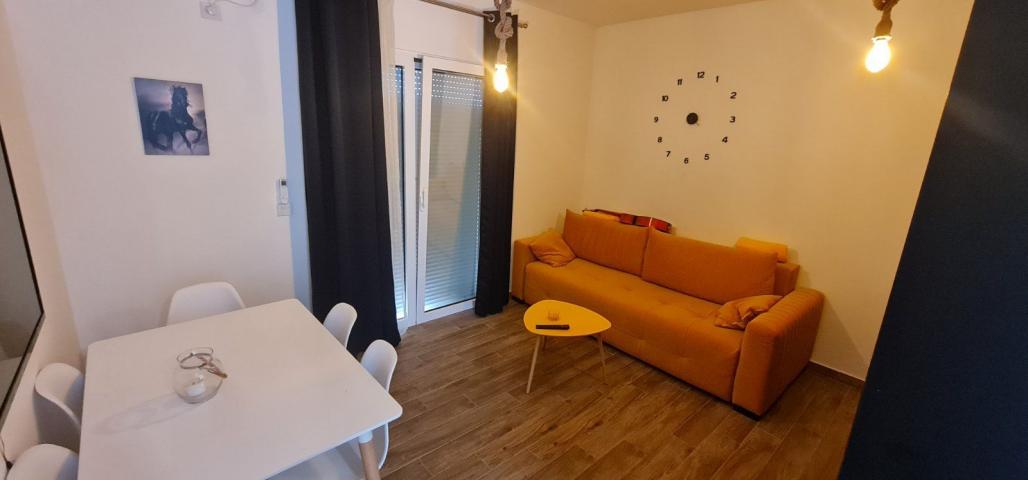 Tivat, Gradiosnica - Prodaja Moderne Kuće s 8 Stanova