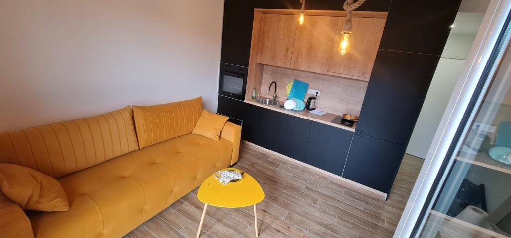 Tivat, Gradiosnica - Prodaja Moderne Kuće s 8 Stanova