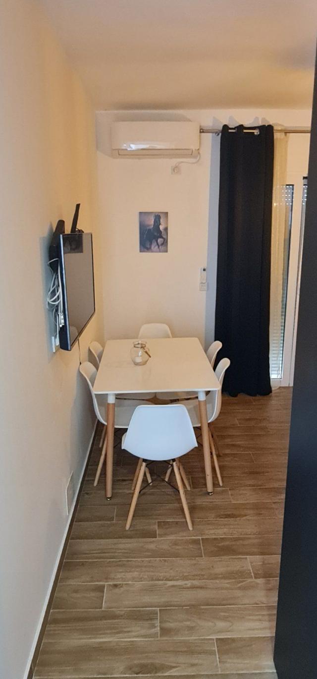 Tivat, Gradiosnica - Prodaja Moderne Kuće s 8 Stanova