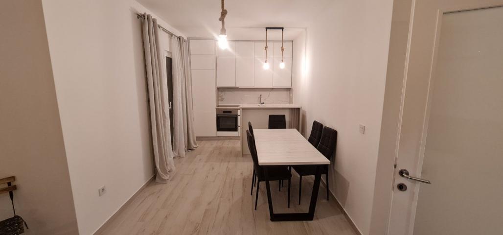 Tivat, Gradiosnica - Prodaja Moderne Kuće s 8 Stanova
