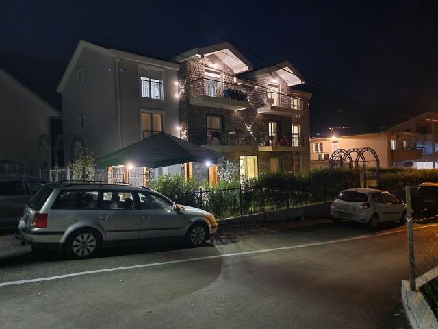 Tivat, Gradiosnica - Prodaja Moderne Kuće s 8 Stanova