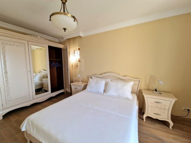 Luksuzna vila sa bazenom i pogledom na more u Rezevicima
