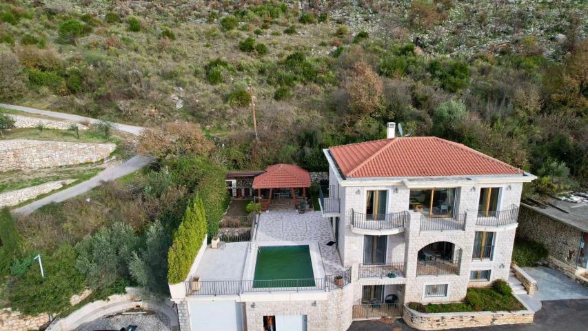 Luksuzna vila sa bazenom i pogledom na more u Rezevicima