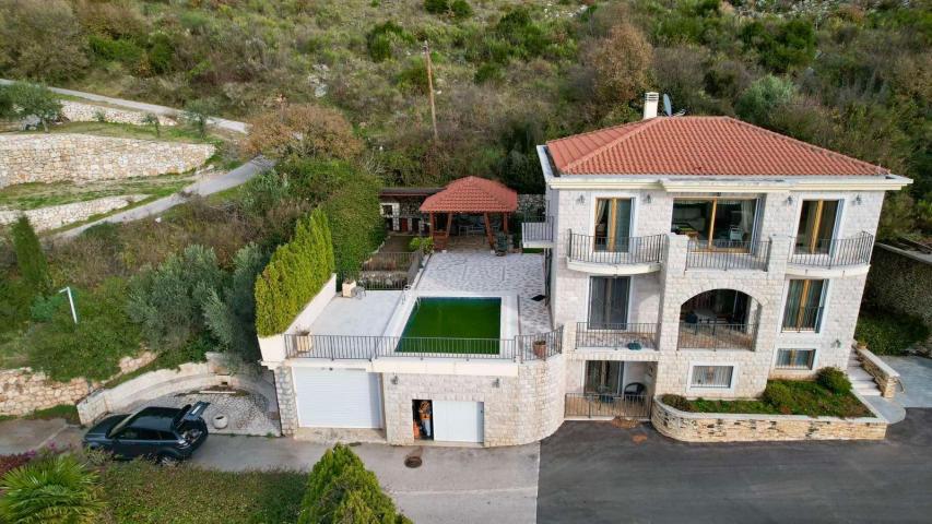 Luksuzna vila sa bazenom i pogledom na more u Rezevicima