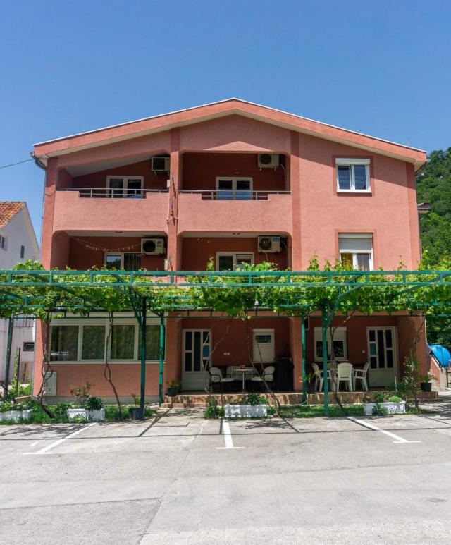 Trospratna kuca apartmanskog tipa, Lastva Grbaljska-Budva