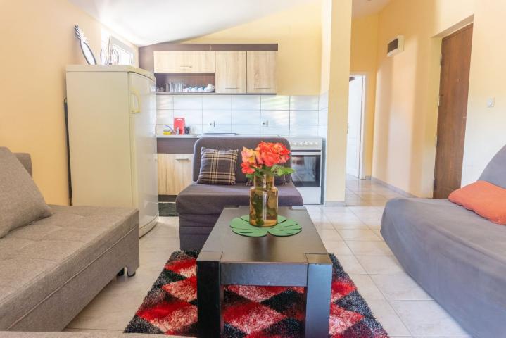 Trospratna kuca apartmanskog tipa, Lastva Grbaljska-Budva