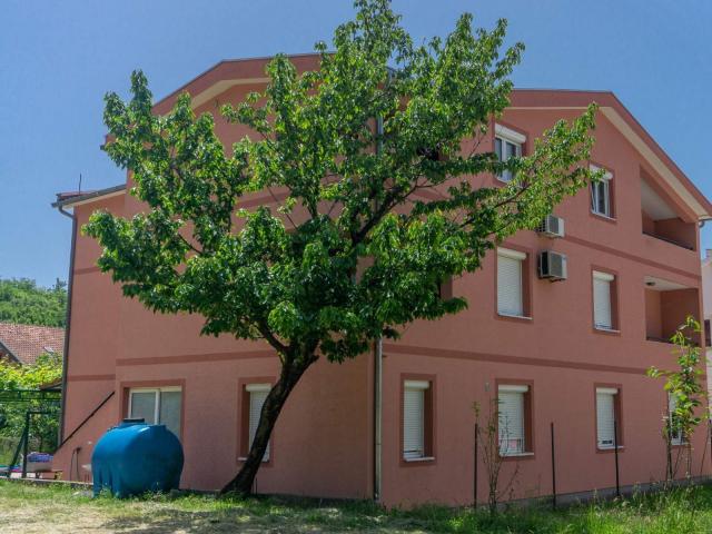 Trospratna kuca apartmanskog tipa, Lastva Grbaljska-Budva