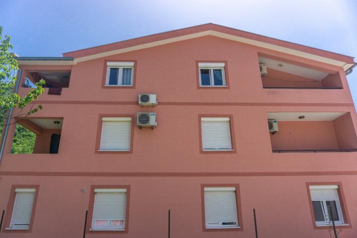 Trospratna kuca apartmanskog tipa, Lastva Grbaljska-Budva