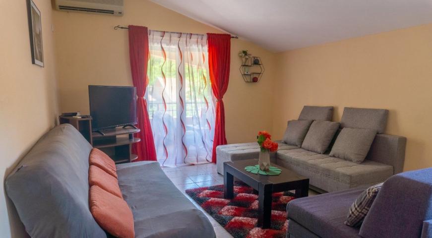 Trospratna kuca apartmanskog tipa, Lastva Grbaljska-Budva