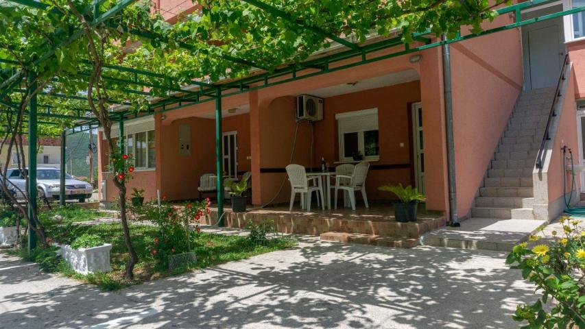 Trospratna kuca apartmanskog tipa, Lastva Grbaljska-Budva