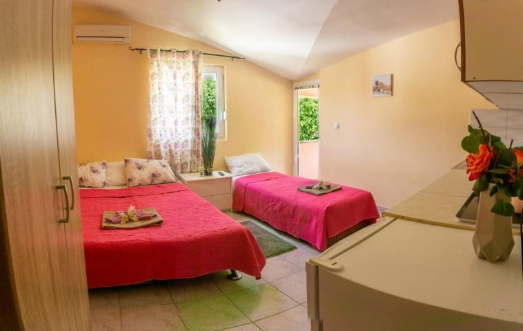 Trospratna kuca apartmanskog tipa, Lastva Grbaljska-Budva