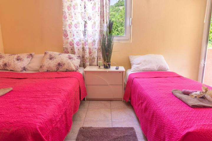 Trospratna kuca apartmanskog tipa, Lastva Grbaljska-Budva