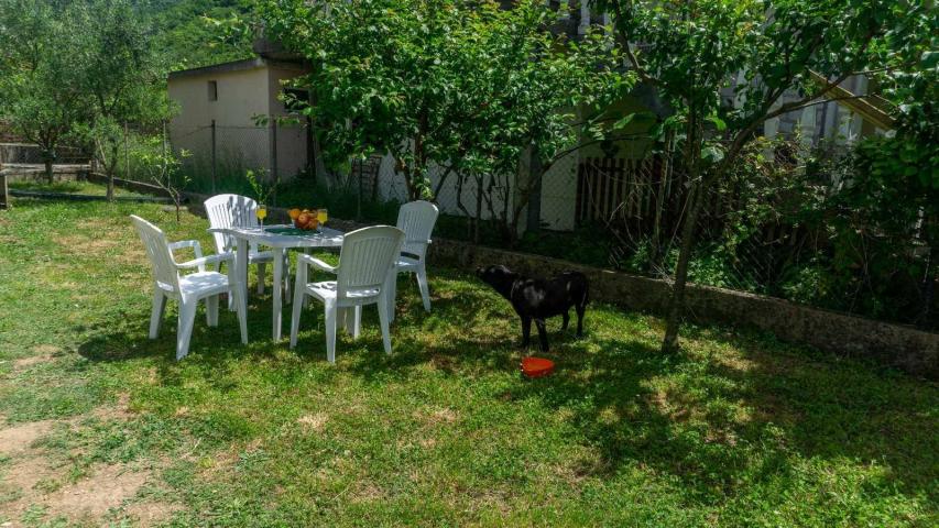 Trospratna kuca apartmanskog tipa, Lastva Grbaljska-Budva