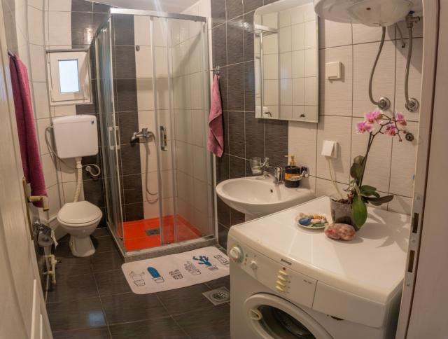 Trospratna kuca apartmanskog tipa, Lastva Grbaljska-Budva